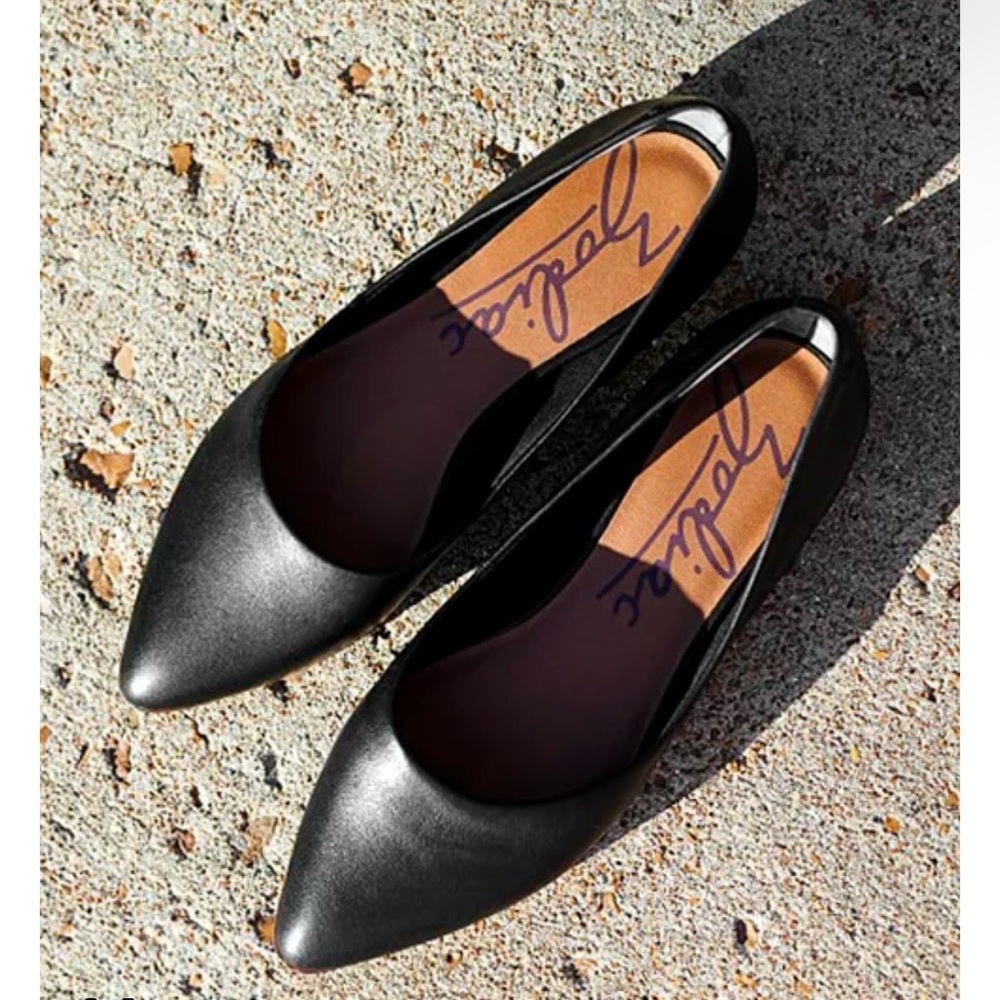 Zodiac Women's Hill Pointed Toe Flats - Picture 2 of 11